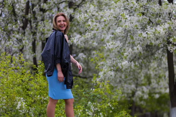 Otuz Yaşından Büyük Mutlu Bir Kadının Portresi Çiçek Açan Ağaçların — Stok fotoğraf