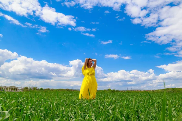 Young Woman Yellow Dress Outdoors Green Field Concept Pleasure Fresh — Stock Photo, Image