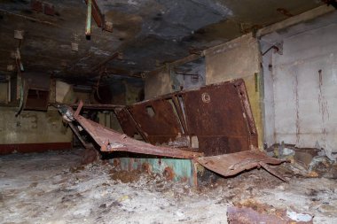 Terk edilmiş nükleer karşıtı bir askeri sığınağın içi. Ürkütücü bir yer, kıyamet sonrası geçmiş.