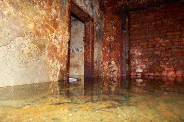 Terk edilmiş nükleer karşıtı bir askeri sığınağın içi. Ürkütücü bir yer, kıyamet sonrası geçmiş.