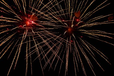 Kara gökyüzüne karşı çok güzel havai fişekler. Metin ve yazıtlar için kopyalama alanı var. Tasarım için grafik bir kaynak. Tasarımcı için boş. Altını çiz ya da altını.