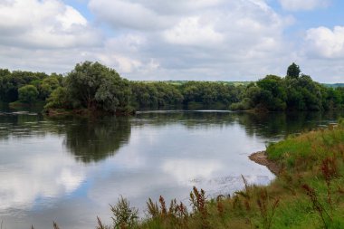 Geniş nehir. Metin veya harfler için kopya alanı olan Doğu Avrupa arka planı. Balık tutmak ve rafting yapmak için ideal. Bir turistin gözlerinden bak.