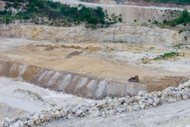 Taşın çıkarılması için devasa bir taş ocağı işletiliyor. Doğal kireç taşı. Metin için kopyalama alanı olan arkaplan