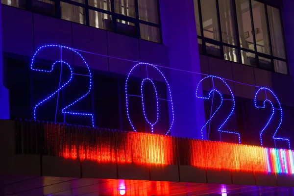 Rua Brilhante Natal Grinalda Ano Novo Forma Números 2022 Fundo — Fotografia de Stock