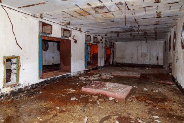 Terk edilmiş nükleer karşıtı bir askeri sığınağın içi. Ürkütücü bir yer, kıyamet sonrası geçmiş.