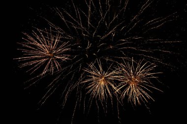 Kara gökyüzüne karşı çok güzel havai fişekler. Metin ve yazıtlar için kopyalama alanı var. Tasarım için grafik bir kaynak. Tasarımcı için boş. Altını çiz ya da altını.