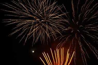 Kara gökyüzüne karşı çok güzel havai fişekler. Metin ve yazıtlar için kopyalama alanı var. Tasarım için grafik bir kaynak. Tasarımcı için boş. Altını çiz ya da altını.