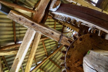 Ahşap dişliler eski model terk edilmiş yel değirmeni. Eski bir un değirmeni. Metin veya yazıtlar için kopyalama alanı olan arkaplan