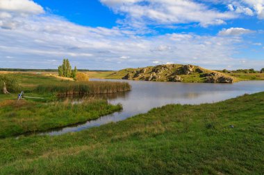 Doğu Avrupa 'nın dağlık doğası. Metin veya yazıtlar için kopyalama alanı olan arkaplan