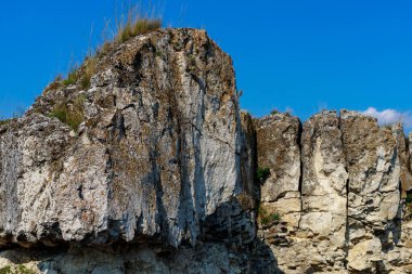 Doğu Avrupa 'nın vahşi kayalık ve dağlık doğası. Metin için kopya alanı olan peyzaj arkaplanı. Seçici odaklanma, uyumlu. Coban ya da Cobani köyü, Moldova 'ya hoş geldiniz..