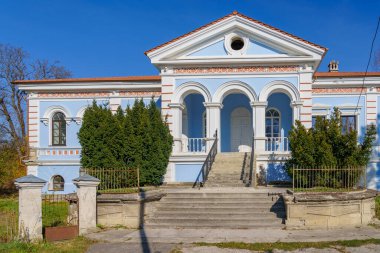 19. yüzyılın klasik Rus mimarisi tipik bas-reef ile. Moldova 'ya hoş geldiniz. Tarihsel ve kültürel miras. Metin veya harf için kopyalama alanı olan arkaplan