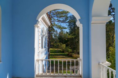 19. yüzyılın klasik Rus mimarisinin bir unsuru. Moldova 'ya hoş geldiniz. Tarihsel ve kültürel miras. Metin veya harf için kopyalama alanı olan arkaplan