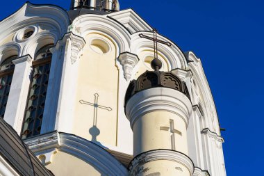 Çok güzel klasik kilise mimarisi. Kültür ve Hıristiyanlık dini. Metin için kopyalama alanı olan dini arkaplan