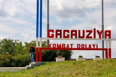 Moldova Cumhuriyeti içindeki Gagauzia özerk toprak biriminin girişindeki turist. İllüstrasyon Editörü. 5 Eylül 2021 Komrat, Moldova.