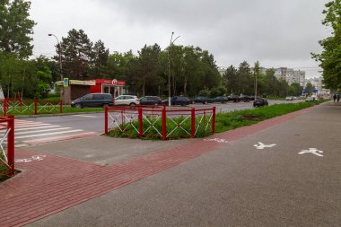 Şehir sokağı. İllüstrasyon başyazısı. 14 Haziran 2021 Balti Moldova. Kopyalama alanı olan arkaplan