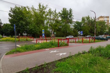 Şehir ortamında kaldırımlar. Metin veya yazıtlar için kopyalama alanı olan bir arkaplan. İllüstrasyon başyazısı. 14 Haziran 2021 Balti Moldova.