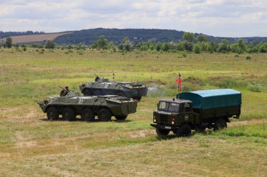 Askeri ağır donanım manevraları. Askeri tatbikatlar. 14 Temmuz 2020 Balti Moldova. İllüstrasyon Editörü