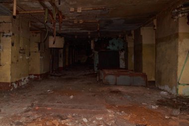 Terk edilmiş nükleer karşıtı bir askeri sığınağın içi. Ürkütücü bir yer, kıyamet sonrası geçmiş.