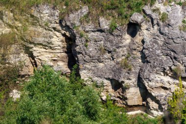 Doğu Avrupa 'nın vahşi kayalık ve dağlık doğası. Metin için kopya alanı olan peyzaj arkaplanı. Seçici odaklanma, uyumlu. Tipovo veya Tipova köyü, Moldova 'ya hoş geldiniz..