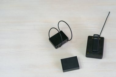 Elektronik bileziği olan bir izleme sistemi. Penaltı kontrol aleti. Özgürlük kısıtlaması ve ev hapsi. Uzaktan tanımlama ve konum izleme.