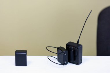 Elektronik bileziği olan bir izleme sistemi. Penaltı kontrol aleti. Özgürlük kısıtlaması ve ev hapsi. Uzaktan tanımlama ve konum izleme.