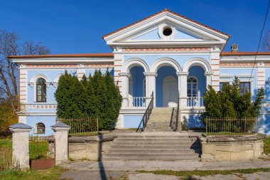 19. yüzyılın klasik Rus mimarisi tipik bas-reef ile. Moldova 'ya hoş geldiniz. Tarihsel ve kültürel miras. Metin veya harf için kopyalama alanı olan arkaplan