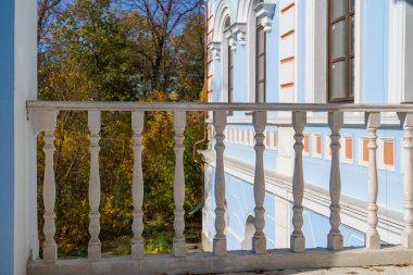 19. yüzyılın klasik Rus mimarisinin bir unsuru. Moldova 'ya hoş geldiniz. Tarihsel ve kültürel miras. Metin veya harf için kopyalama alanı olan arkaplan