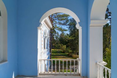 19. yüzyılın klasik Rus mimarisinin bir unsuru. Moldova 'ya hoş geldiniz. Tarihsel ve kültürel miras. Metin veya harf için kopyalama alanı olan arkaplan