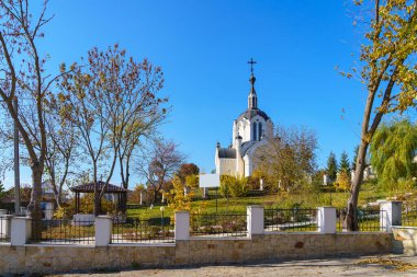 Çok güzel klasik kilise mimarisi. Kültür ve Hıristiyanlık dini. Metin için kopyalama alanı olan dini arkaplan