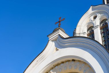 Çok güzel klasik kilise mimarisi. Kültür ve Hıristiyanlık dini. Metin için kopyalama alanı olan dini arkaplan