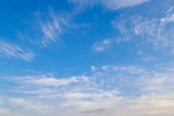 Rüzgarlı Havada Güzel Mavi Bulutlu Gökyüzü Tasarım Için Arkaplan Veya — Stok fotoğraf
