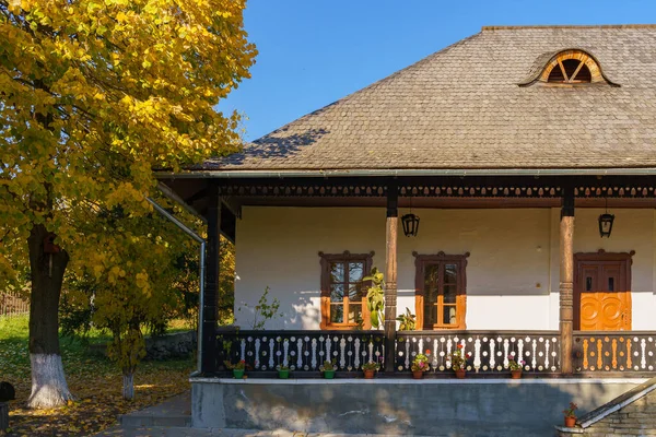 Autêntica Casa Antiga Aldeia Ucraniana Fundo Natural Outono Com Espaço — Fotografia de Stock