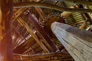 Ahşap dişliler eski model terk edilmiş yel değirmeni. Eski bir un değirmeni. Metin veya yazıtlar için kopyalama alanı olan arkaplan