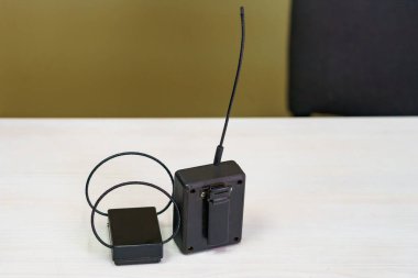 Elektronik bileziği olan bir izleme sistemi. Penaltı kontrol aleti. Özgürlük kısıtlaması ve ev hapsi. Uzaktan tanımlama ve konum izleme.