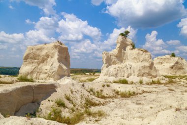 Vahşi doğadaki kireçtaşı dağı. Doğal taşla kaplı güzel bir manzara. Antik Sarmatya Denizi 'nin dibinde.