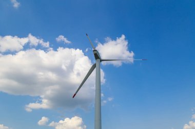 Elektrik üretimi için yel değirmenleri. Yeşil enerji konsepti. Metin için kopyalama alanı olan arkaplan. Uzun vadeli yatırımın aktif hedefi.