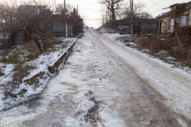 Yolda buz var. Tehlikeli kaygan yüzey. Acil inişe geçin.