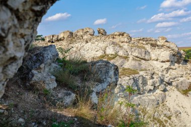 Doğu Avrupa 'nın vahşi kayalık ve dağlık doğası. Metin için kopya alanı olan peyzaj arkaplanı. Seçici odaklanma, uyumlu. Coban ya da Cobani köyü, Moldova 'ya hoş geldiniz..