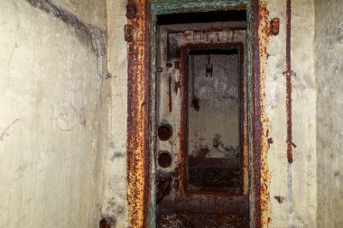 Terk edilmiş nükleer karşıtı bir askeri sığınağın içi. Ürkütücü bir yer, kıyamet sonrası geçmiş.