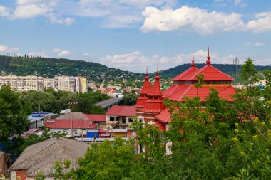 Şehrin genel manzarası. İllüstrasyon başyazısı. 28 Haziran 2021 Otaci Moldova. Kopyalama alanı olan arkaplan