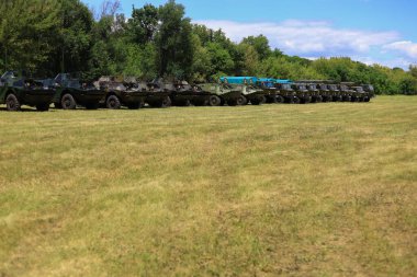 Askeri ağır donanım manevraları. Askeri tatbikatlar. 14 Temmuz 2020 Balti Moldova. İllüstrasyon Editörü