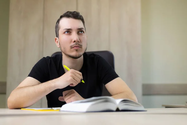 Joven Estudiante Masculino Proceso Aprendizaje Con Una Pluma Resumen —  Fotos de Stock