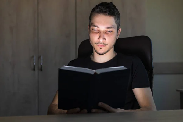 Mladý Pohledný Muž Nebo Dospělý Muž Tmě Čte Zářící Knihu — Stock fotografie