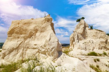 Vahşi doğadaki kireçtaşı dağı. Doğal taşla kaplı güzel bir manzara. Antik Sarmatya Denizi 'nin dibinde.