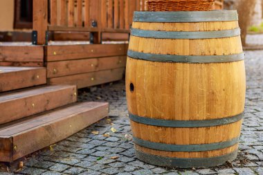 Şehir ortamında şarap fıçıları. Güney şarap üreten ülkeler için geleneksel dekor. Kopyalama alanı olan arkaplan ve seçici odak, ayarlı