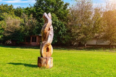Soyut oyulmuş rustik dekoratif sütun. Odun oyma dünyadaki farklı insanların kültüründe popüler bir hobidir..