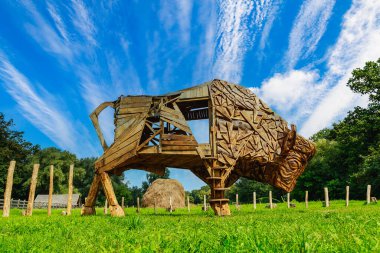Toprak verimliliğinin sembolü olarak soyut, rustik, dekoratif bir boğa oyulmuş. Odun oyma dünyadaki farklı insanların kültüründe popüler bir hobidir..