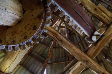 Ahşap dişliler eski model terk edilmiş yel değirmeni. Eski bir un değirmeni. Metin veya yazıtlar için kopyalama alanı olan arkaplan