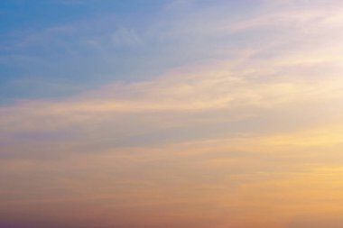 Güzel, yumuşak bir ışıkla gün batımı ve rüzgarlı bir havada bulutlar. Boş ya da arka plan. Metin veya harf için boşluk kopyala