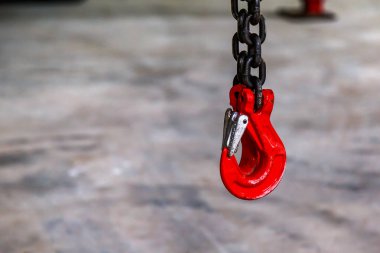 Endüstriyel bir hangarın bulanık arka planında zincirli bir kanca. Metin için kopyalama alanı olan arkaplan